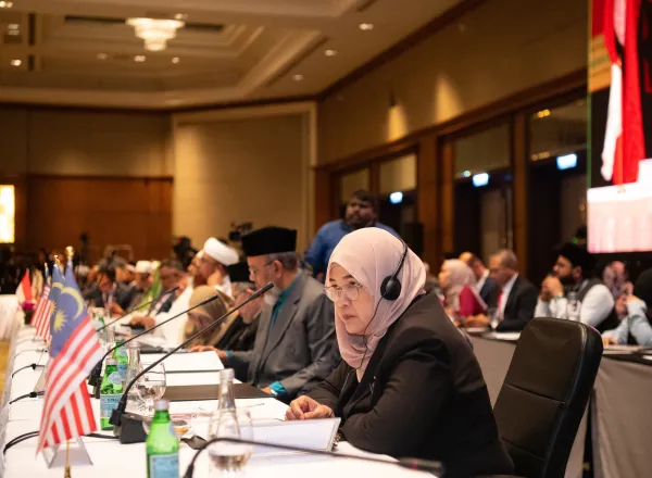 كما يسعى "مجلسُ علماء آسْيان" إلى تعزيز التواصُل بين الشعوب داخل دُوَلِ المنطقة، وبينها وبين العالَم الإسلامي، بالإضافة إلى إطلاق مبادراتٍ عمليةٍ لتعزيز الهُوية الإسلامية في إطار الوئام المجتمعي والمواطَنة الشاملة