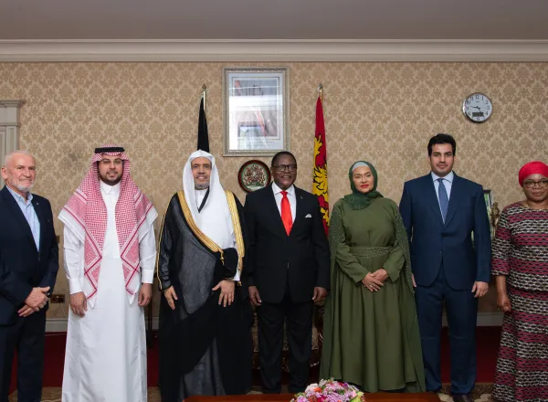 ‏فخامة رئيس جمهورية مالاوي، السيد لازاروس ماكارثي تشاكويرا، يمنح معالي الأمين العام، الشيخ د.⁧‫محمد العيسى‬⁩ وسامَ الجمهورية