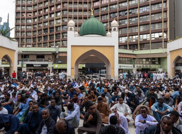 Hace unos momentos en la mezquita más grande de Kenia: el Sheij Mohammed Al-Issa pronunció hoy el sermón del viernes en la capital Nairobi