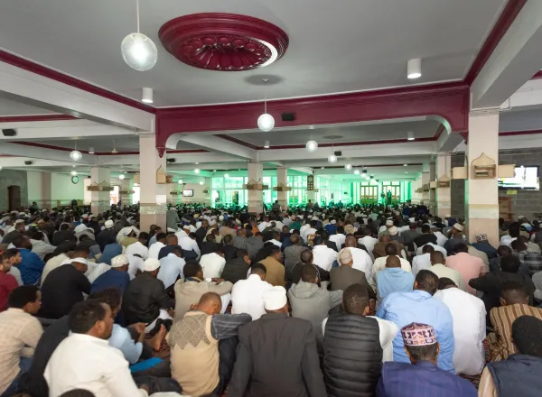 بحضور عشرات الآلاف من مسلمي كينيا: الشيخ د. العيسى خطيبًا  للجمعة على منبر أكبر جوامع كينيا