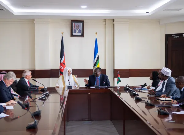 El Primer Ministro de la República de Kenia, Sr. Musalia Mudavadi, recibió al Secretario General, Presidente de la Comisión de Ulemas, el Sheij Mohammed Al-Issa