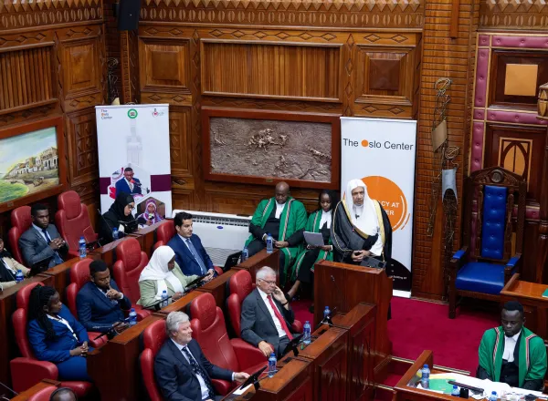 El Parlamento de la República de Kenia recibió en su sede histórica en Nairobi al Secretario General, Presidente de la Comisión de Ulemas, el Sheij Mohammed Al-Issa