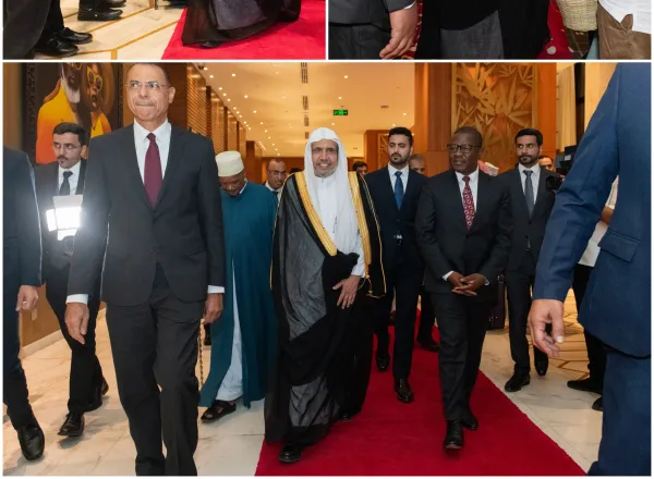 El Secretario General, el Sheij Mohammed Al-Issa, liderando una delegación de la LigadelMundoIslamico, llega a Dar es Salaam, en Tanzania