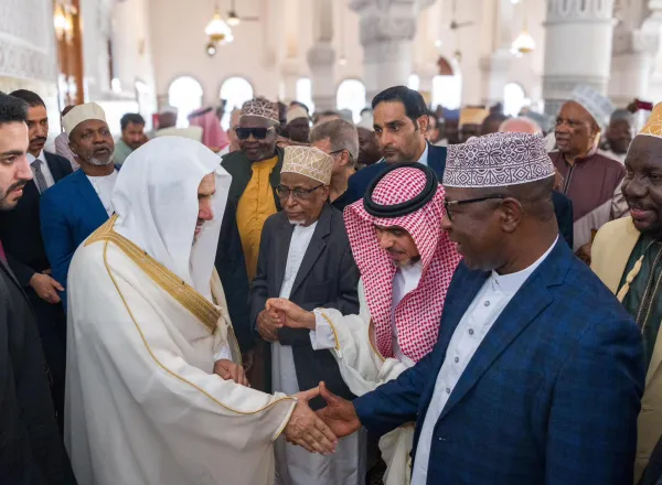 أمينُ عام رابطة العالم الإسلامي يستهلّ برنامجَ زيارته إلى تنزانيا بخطبة الجمعة في مدينة دار السلام