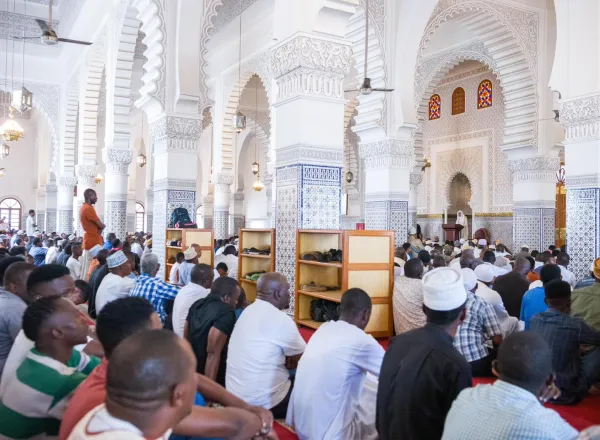 أمينُ عام رابطة العالم الإسلامي يستهلّ برنامجَ زيارته إلى تنزانيا بخطبة الجمعة في مدينة دار السلام