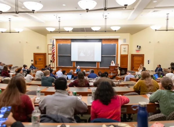 A invitación de la facultad de derecho de la prestigiosa universidad de Harvard, y en presencia de varios miembros del cuerpo docente, tomadores de decisiones políticas y estudiantes: