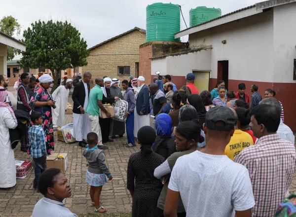 Le Secrétaire Général de la Ligue Islamique Mondiale poursuit l'inauguration de projets et de programmes caritatifs durant sa tournée en Afrique