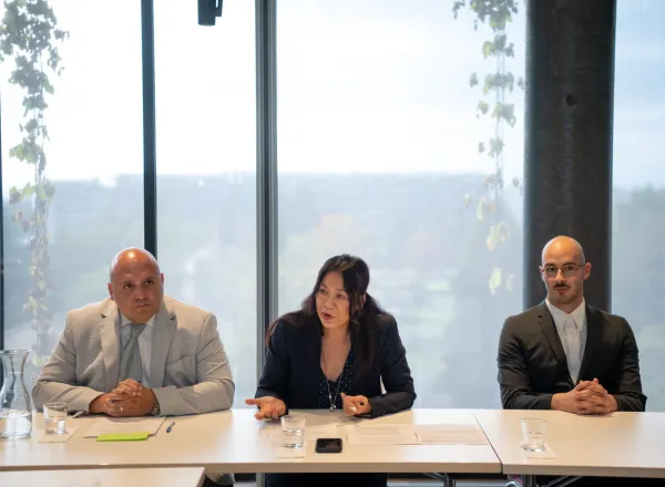 Durante su visita en respuesta a la invitación de centros de reflexión global y organizaciones internacionales: