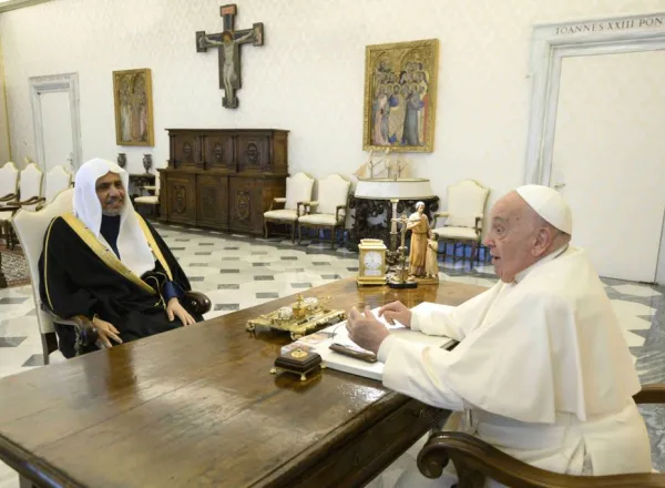 El Papa Francisco recibió en el Vaticano al Secretario General, Presidente de la Comisión de Ulemas, el Sheij Mohammed Al-Issa