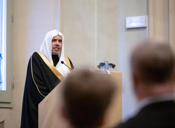 بحَث معالي الأمين العام لرابطة العالم الإسلامي، رئيس هيئة علماء المسلمين، فضيلة الشيخ د.محمد بن عبدالكريم العيسى، والبابا فرنسيس، بابا الكنيسة الكاثوليكية، عددًا من الموضوعات ذات التعاون والاهتمام المُشترَك