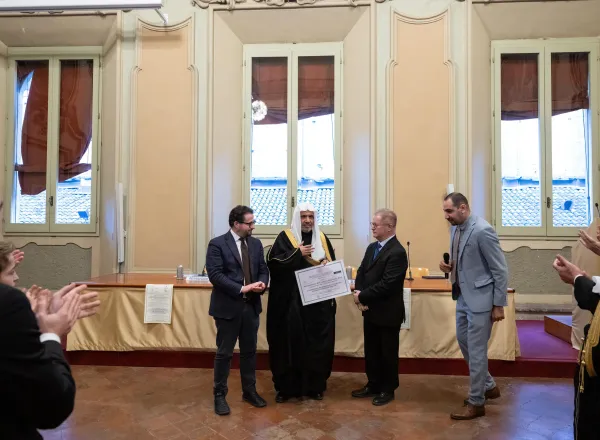 بحَث معالي الأمين العام لرابطة العالم الإسلامي، رئيس هيئة علماء المسلمين، فضيلة الشيخ د.محمد بن عبدالكريم العيسى، والبابا فرنسيس، بابا الكنيسة الكاثوليكية، عددًا من الموضوعات ذات التعاون والاهتمام المُشترَك