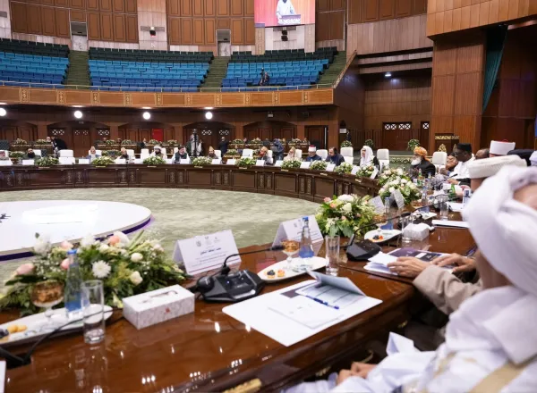 فقہی اکیڈمیز، شرعی اداروں، كونسلوں اور کمیٹیوں کے نمائندوں اور دنیا بھر سے مختلف مسالک اور مکاتب فکر سے تعلق رکھنے والے مفتیان کرام اور جید علماء کی ایک مبارک محفل کی موجودگی میں۔