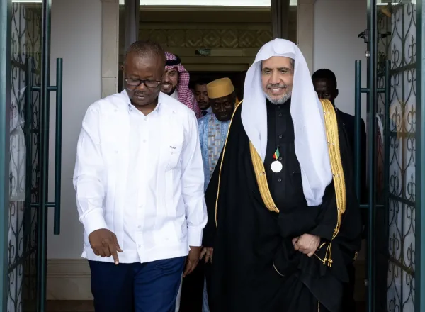 فخامةُ رئيس جمهورية "غينيا بيساو"، السيد عمر سيسوكو إمبالو، يقلّدُ معاليَ الأمين العام رئيس هيئة علماء المسلمين، الشيخ د.⁧‫محمد العيسى‬⁩‬⁩ وسامَ الشرف الأعلى؛ تقديراً لدبلوماسيته الدينية المعززة للسلام الحضاري والتعاون الدولي