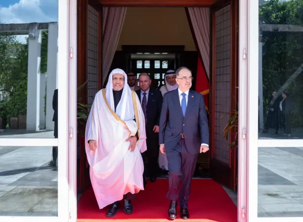 استقبل فخامة الرئيس الألباني السيد باجرام بيجاج في القصر الرئاسي بالعاصمة "تيرانا"، فضيلة الأمين العام، رئيس هيئة علماء المسلمين الشيخ د.⁧‫محمد العيسى‬⁩‬⁩، وقد شكر فخامته فضيلته على تلبية الدعوة بإلقاء خطبة العيد منوهاً بمضامينها