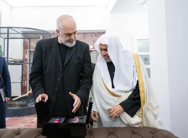 ‏استقبل دولةُ رئيس الوزراء الألباني السيد أدي راما، في مقر رئاسة الوزراء فضيلة الأمين العام، رئيس هيئة علماء المسلمين، الشيخ د. ⁧‫محمد العيسى‬⁩‬⁩، معبراً دولته عن تثمين زيارة فضيلته للبلاد لإلقاء خطبة عيد الفطر المبارك.