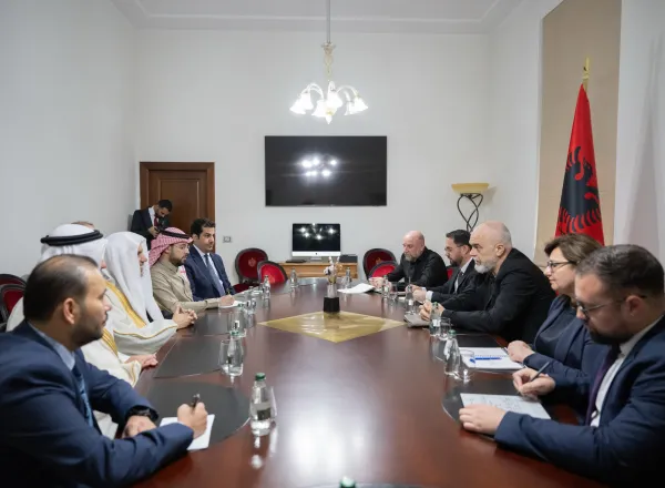 ‏استقبل دولةُ رئيس الوزراء الألباني السيد أدي راما، في مقر رئاسة الوزراء فضيلة الأمين العام، رئيس هيئة علماء المسلمين، الشيخ د. ⁧‫محمد العيسى‬⁩‬⁩، معبراً دولته عن تثمين زيارة فضيلته للبلاد لإلقاء خطبة عيد الفطر المبارك.