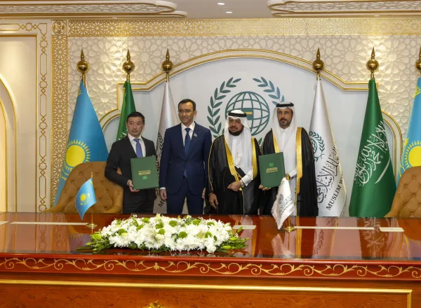 استضافت ⁧‫رابطة العالم الإسلامي‬⁩ في مقرِّها الرئيس بمكة المكرمة، وفدًا رفيع المستوى من جمهورية كازاخستان، يتقدَّمه معالي رئيس مجلس الشيوخ، السيد مولين أشيمباييف، وسماحة المفتي العام للجمهورية، الشيخ نوريز باي حاج أو تبينوف
