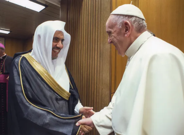‏بعثَ معالي الأمين العام لرابطة العالم الإسلامي، رئيس هيئة علماء المسلمين، فضيلة الشيخ د.⁧‫محمد العيسى‬⁩‬⁩ رسالةَ تعزيةٍ ومواساةٍ لنيافة الكاردينال بيترو بارولين، رئيس الوزراء وأمين السرّ بدولة الفاتيكان