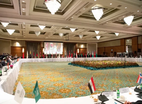معالي الأمين العام، الشيخ د. محمد العيسى، في المؤتمر الصحفي للإعلام الآسيوي، عقِب تدشينه "مجلس علماء آسْيان": تَرْجمَت رابطة العالم الإسلامي "وثيقة مكة المكرمة" لعشرات اللغات، لتعميم الانتفاع بها، ولا سيما في تدريب الأئمّة في الدول الإسلامية، ودول الأقليات الإسلامية