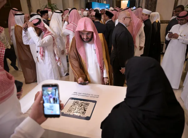 اللحظاتُ الأولى لتدشين تطبيق "مِنهاج"، ثم "تحميلِه" على الهواتف من قِبَل عددٍ من أصحابِ السَّماحةِ والفضيلة والمعالي، من كبارِ علماءِ العالم الإسلامي ودول الأقليّات وعدد من كبار الشخصيات الإسلامية