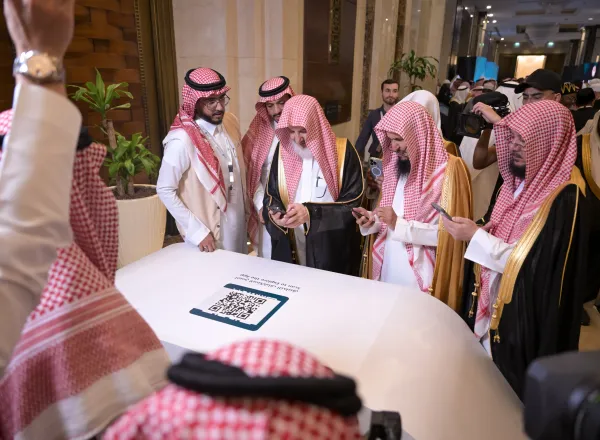 اللحظاتُ الأولى لتدشين تطبيق "مِنهاج"، ثم "تحميلِه" على الهواتف من قِبَل عددٍ من أصحابِ السَّماحةِ والفضيلة والمعالي، من كبارِ علماءِ العالم الإسلامي ودول الأقليّات وعدد من كبار الشخصيات الإسلامية