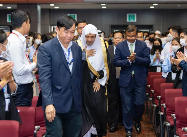 Dr. Al-Issa visits the Islamic Center and gives Friday prayer speech at the Great Mosque