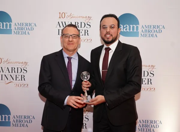 Yang Mulia Syekh Dr. Mohammed Al-Issa, meraih Penghargaan Pertama Media Amerika Serikat untuk Penulis Internasional, atas artikelnya mengenai citra umat Islam dalam industri "film Barat"