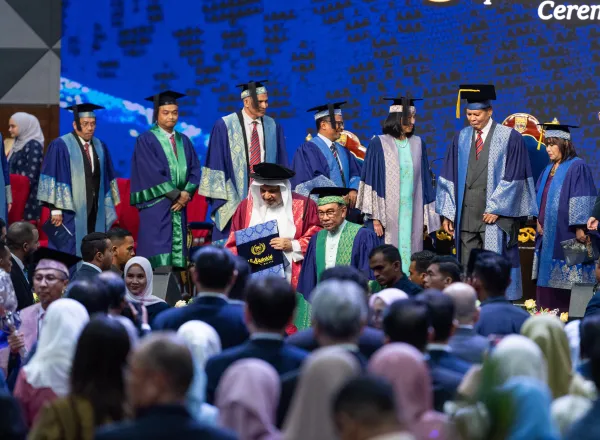 جامعة "مالايا" تمنح د.العيسى درجة الدكتوراه الفخرية في العلوم السياسية