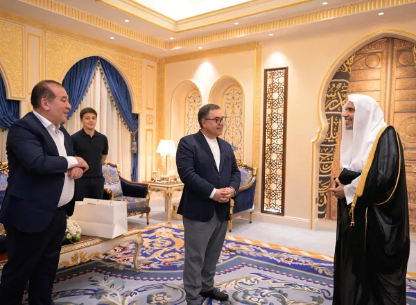 جناب دبیرکل، رئیس انجمن علمای مسلمان، آقای دکتر شیخ محمد العیسی، در دفتر خود در مکه مکرمه، از جناب رئیس مرکز تمدن اسلامی وابسته به هیئت وزیران جمهوری ازبکستان، دکتر فردوس فریدونوویچ عبد الخالقوف، و هیئت همراه او استقبال کرد
