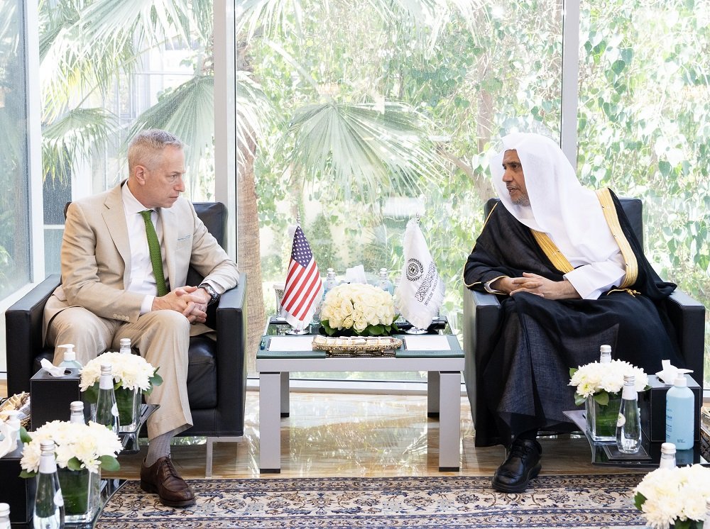 ‏التقى معالي الأمين العام، رئيس هيئة علماء المسلمين، فضيلة الشيخ د.⁧‫محمد العيسى‬⁩، ظهرَ اليوم في مكتبه بالرياض، سعادةَ سفير الولايات المتحدة الأمريكية لدى المملكة العربية السعودية، السيد مايكل آلن راتني