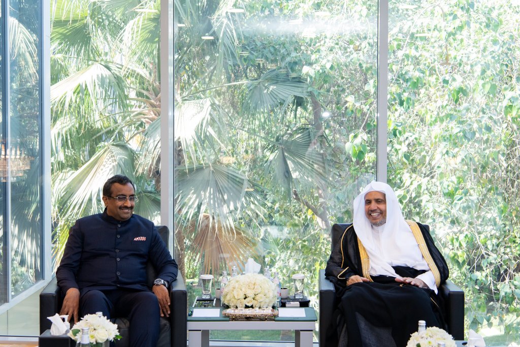 ‏Yang Mulia Sekretaris Jenderal, Ketua Asosiasi Ulama Muslim, Syekh Dr. Mohammed Al-Issa menerima Direktur Yayasan India, Tn. Ram Madhav