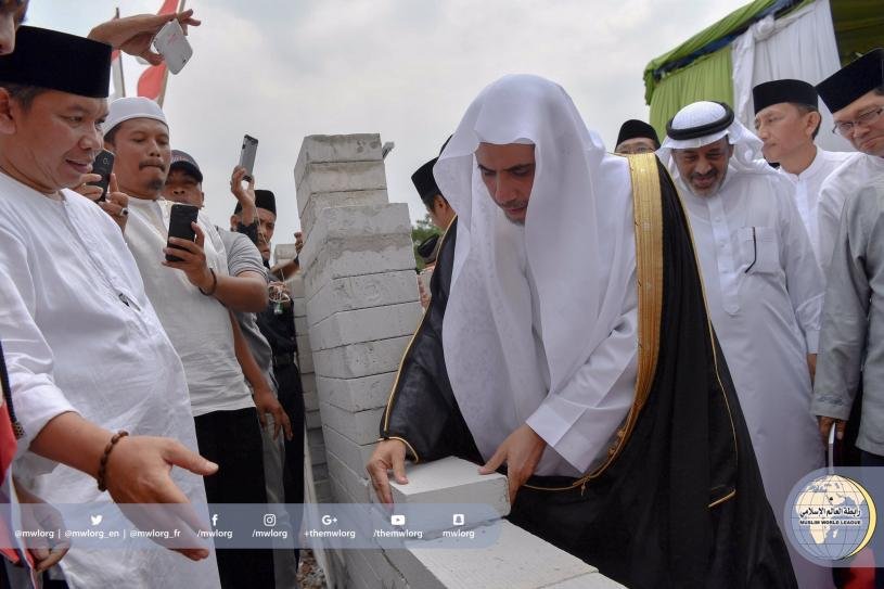 ‏معالي الأمين العام واضعاً حجر أساس المركز الحضاري ومسجده الجامع في إندونيسيا بحضور عدد من كبار الشخصيات، في نقلةٍ نوعية نحو التواصل الدولي