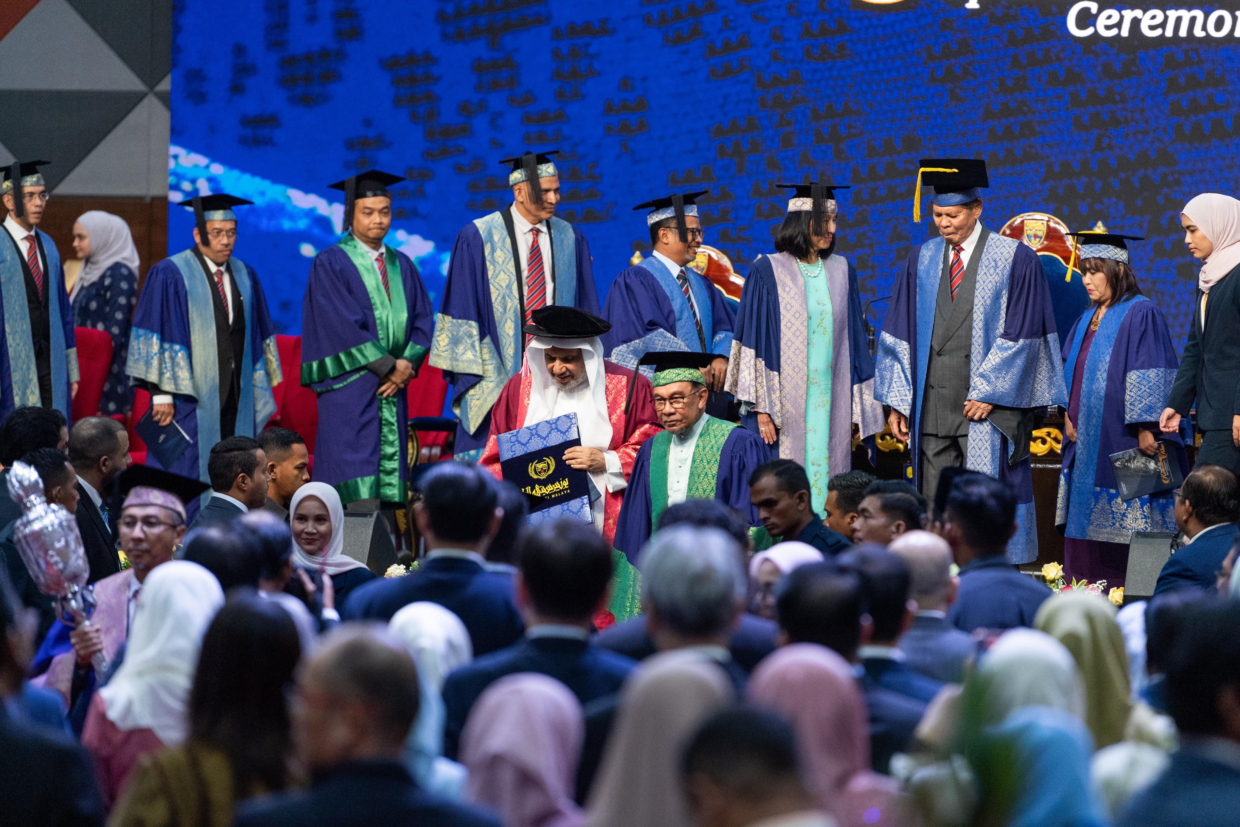 جامعة "مالايا" تمنح د.العيسى درجة الدكتوراه الفخرية في العلوم السياسية